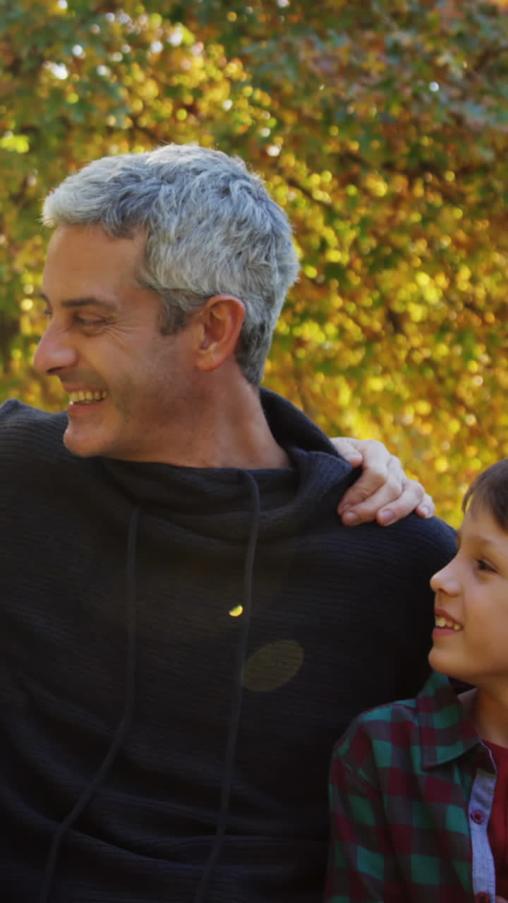 abuelo padre e hijo sentados en un banco