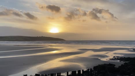 Místico-Amanecer-Brumoso-En-Una-Playa-Irlandesa-Durante-Diciembre