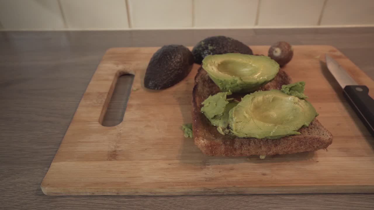Avocado fresco su pane tostato integrale