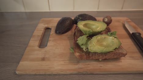 Aguacate-Fresco-Sobre-Tostadas-De-Pan-Integral