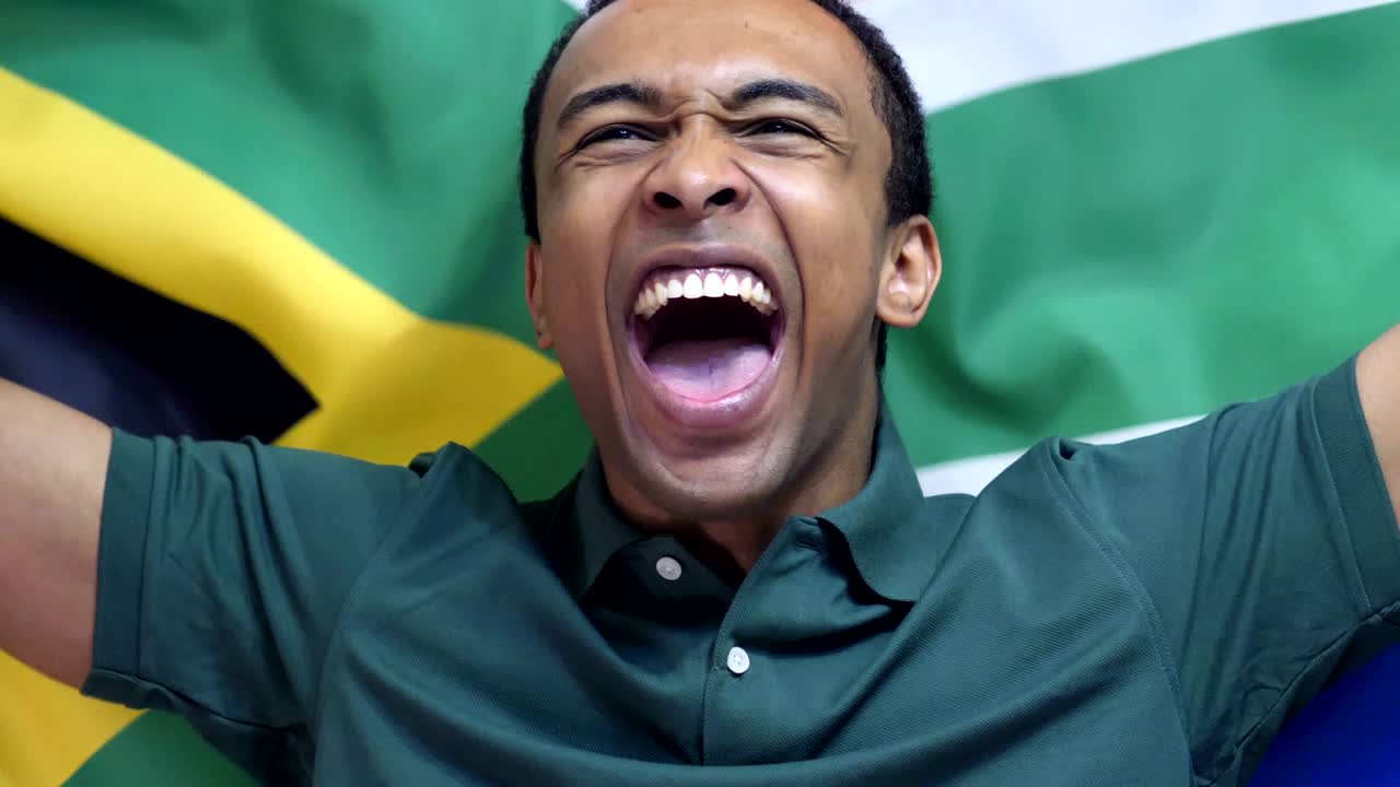 남아프리카 공화국 팬이 남아프리카 공화국의 발을 느린 동작으로 들고 축하합니다.