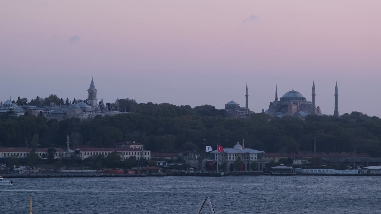 hagia sophia, la mezquita azul sultanahmet y el palacio topkapi vista de video tomada desde la región de karakoy.