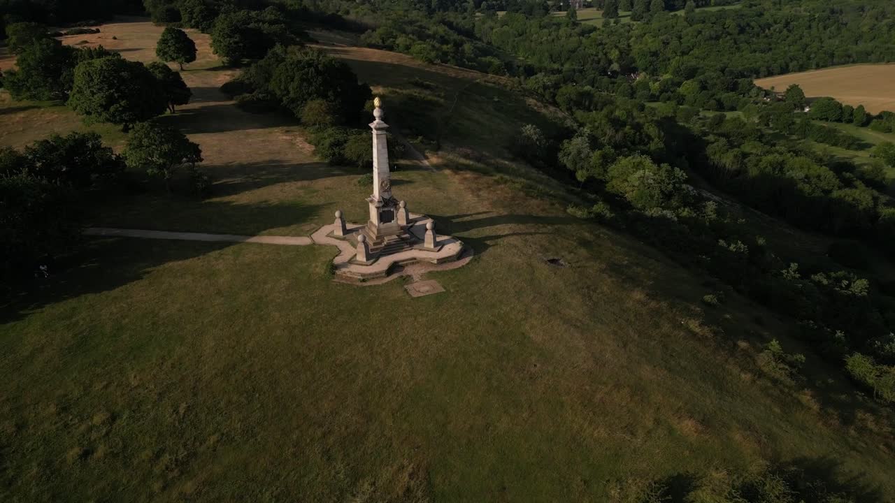 una órbita de un monumento en la ladera de una colina en el campo
