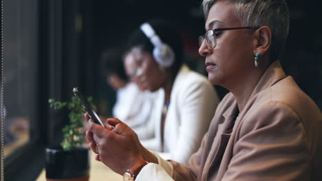 Mujer-De-Negocios,-Teléfono-Y-Escribiendo-En-La-Cafetería