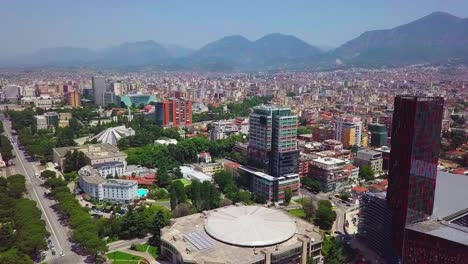 en el centro de la vibrante y bulliciosa ciudad de tirana, albania, en europa del este