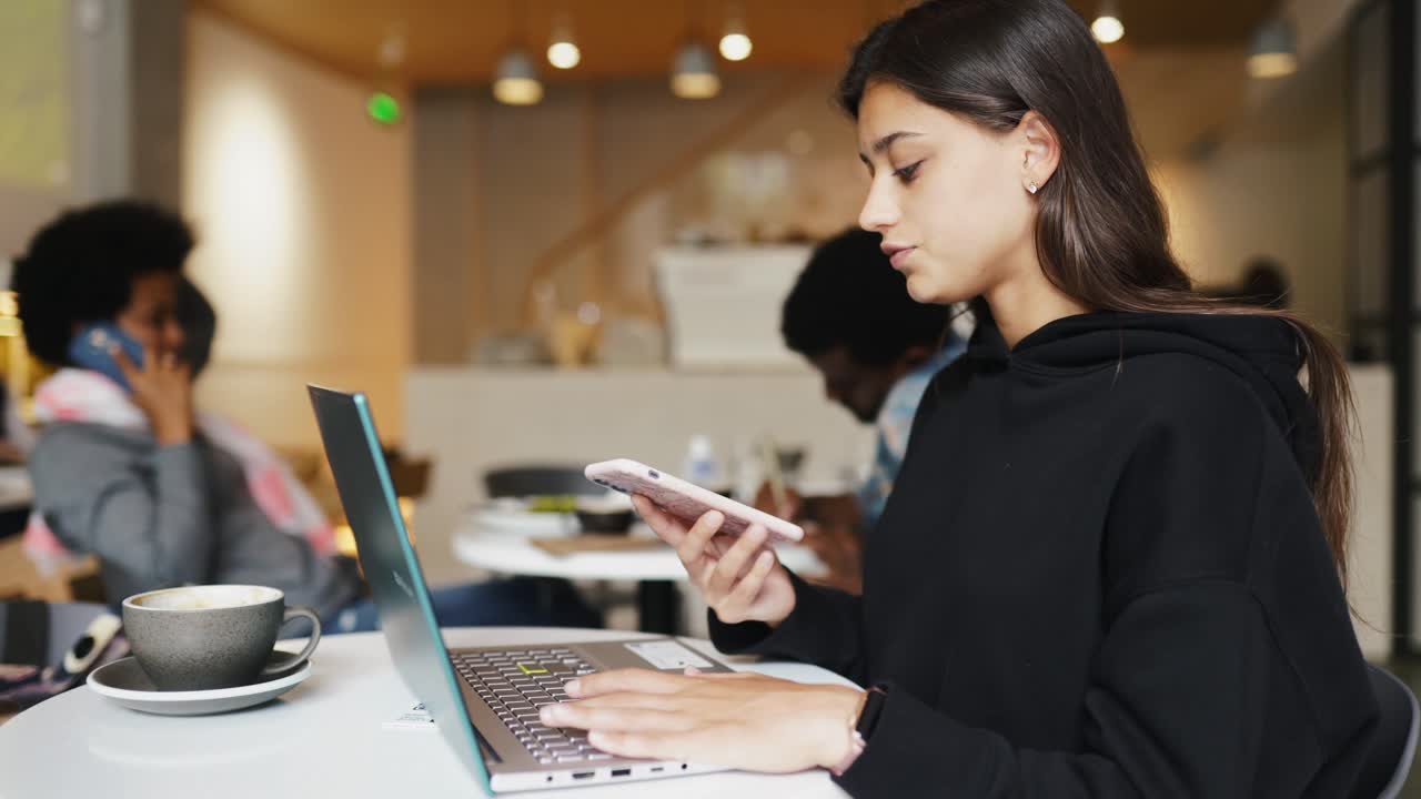mujer trabajando en un café