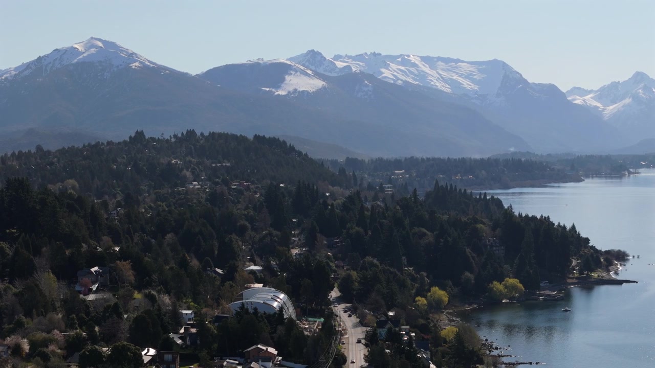 Veduta aerea con drone su Bariloche, Lago Nahuel Huapi
