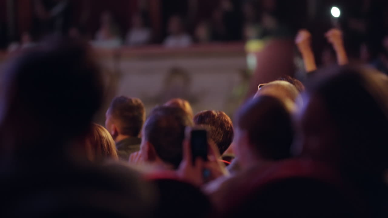 Spettatori che registrano un evento dal vivo con gli smartphone