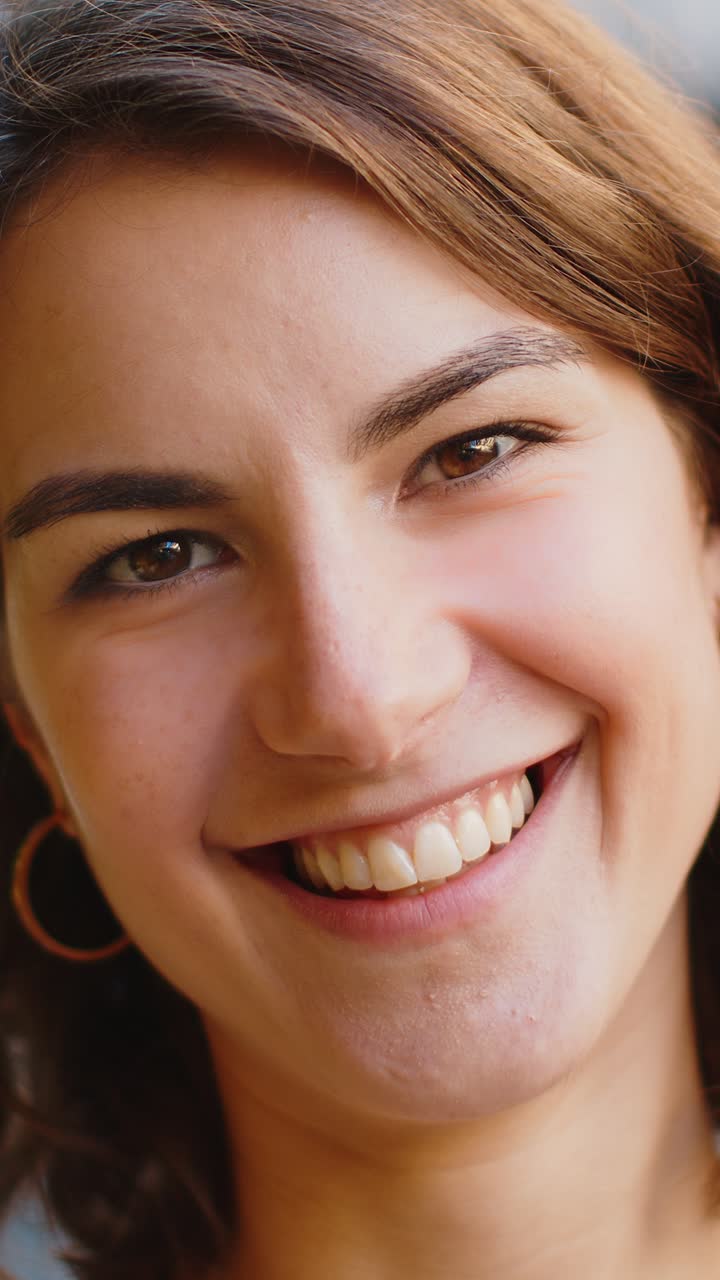 feliz mujer joven sonriendo mirando lejos soñando descansando buenas noticias sentirse satisfecho en la calle de la ciudad