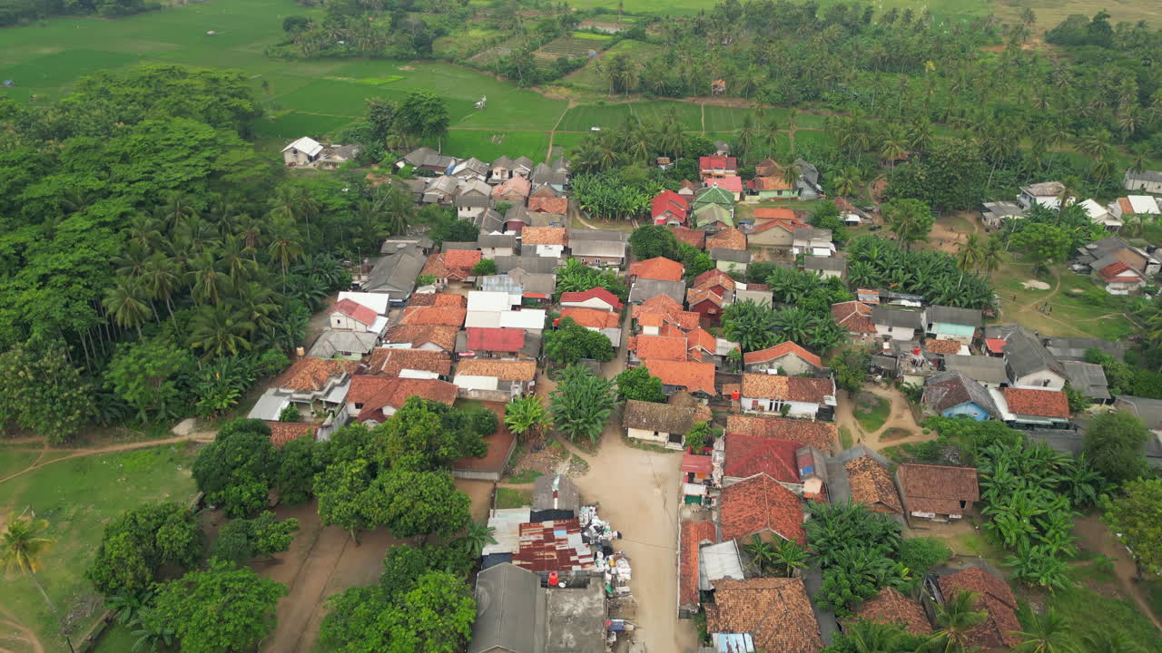 인도네시아 반텐의 실레곤 근처의 과 마을 집 4k 60fps