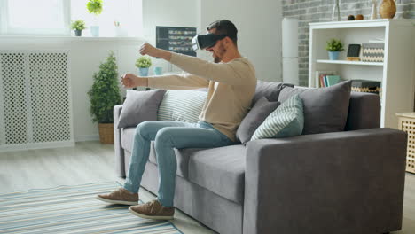 소파에서 vr 헤드을 사용하는 남자