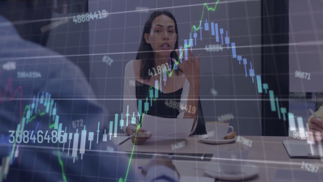 animación de procesamiento de datos financieros sobre mujer biracial con un documento hablando con colegas