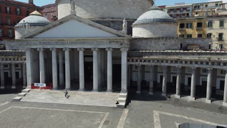 Un-Primer-Plano-De-La-Iglesia-En-Plebiscito-Plaza,-Nápoles,-Italia