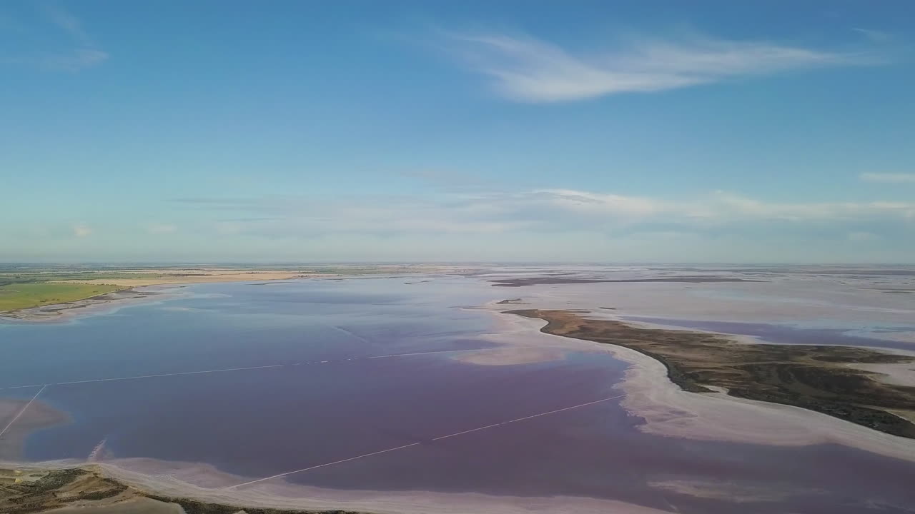 lago tyrrell, australia, panorámica aérea sobre el colorido lago salado