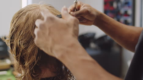 Close-Up-of-Professional-Barber-Giving-Haircut