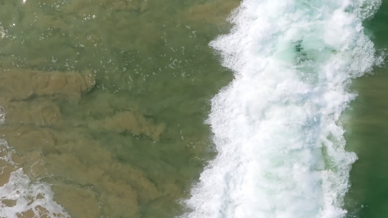 fotografía de avión no tripulado: vista aérea en cámara lenta de las olas en una playa mexicana a las 9:00 a.m.