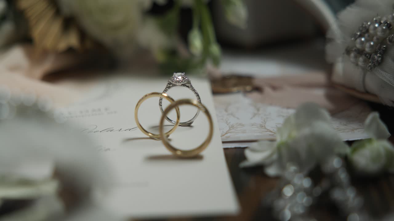 슬로우 모션으로 신부와 신랑의 반지의 중간 세부 사진