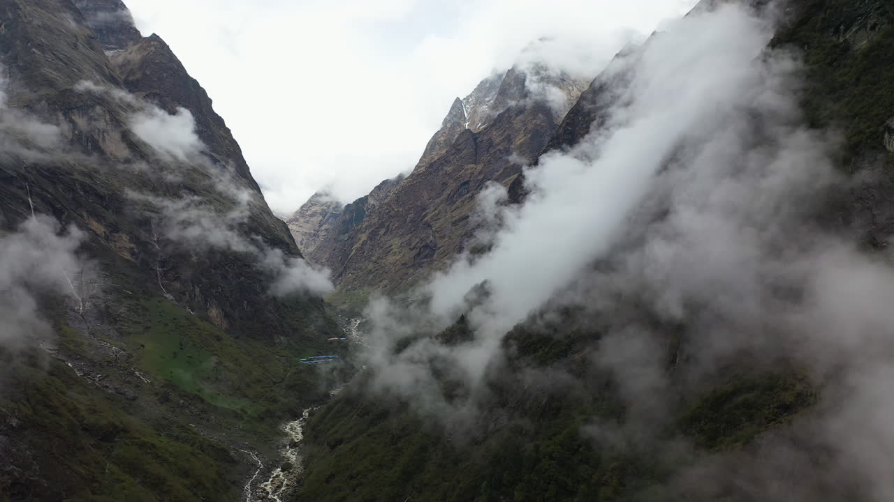 toma aérea de nubes en el lado de las montañas annapurna, nepal