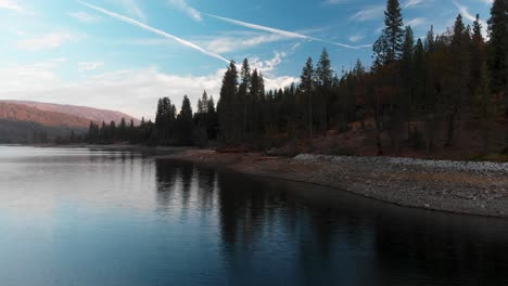 Luftaufnahme-Der-Felsigen-Küste-An-Einem-Bergsee