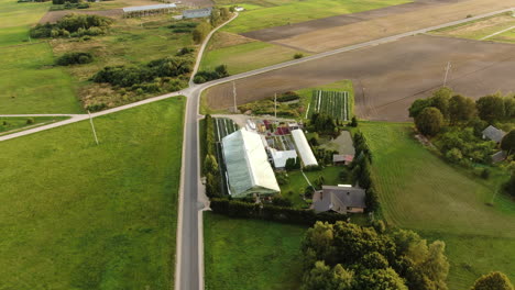 hacienda privada con enormes invernaderos industriales, vista aérea de drones