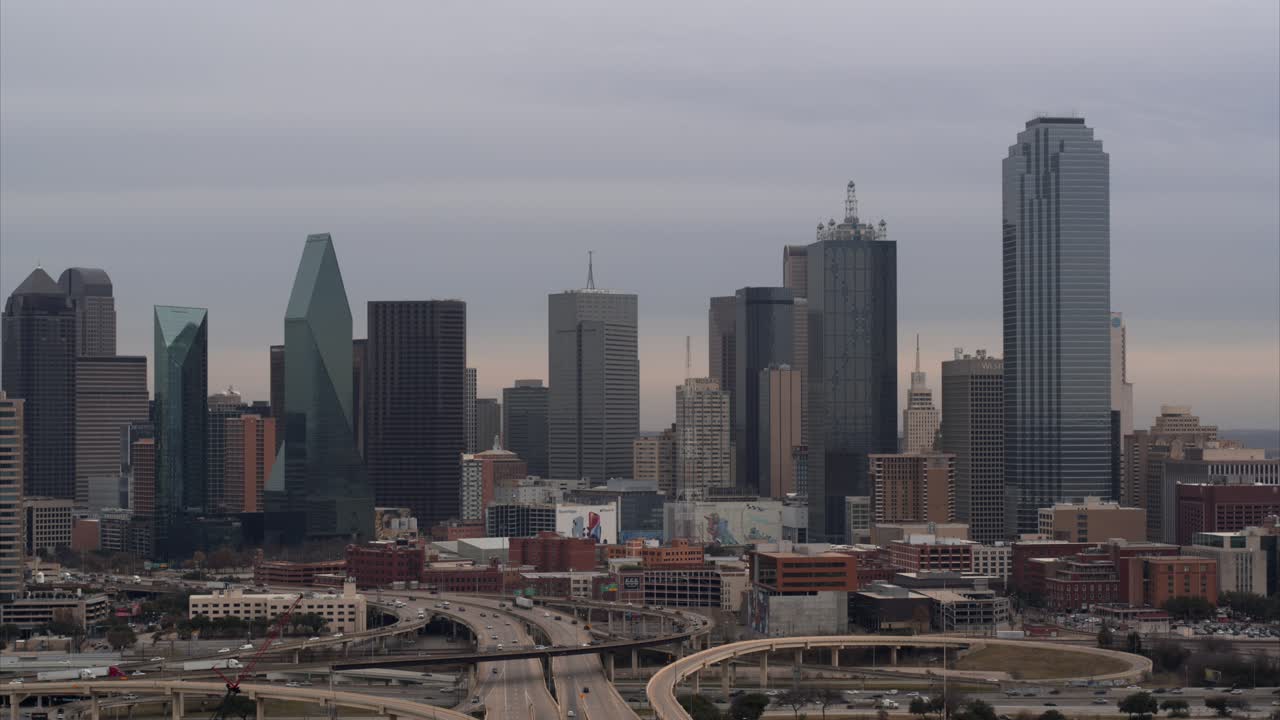 Dallas şehir merkezinin genel drone çekimi