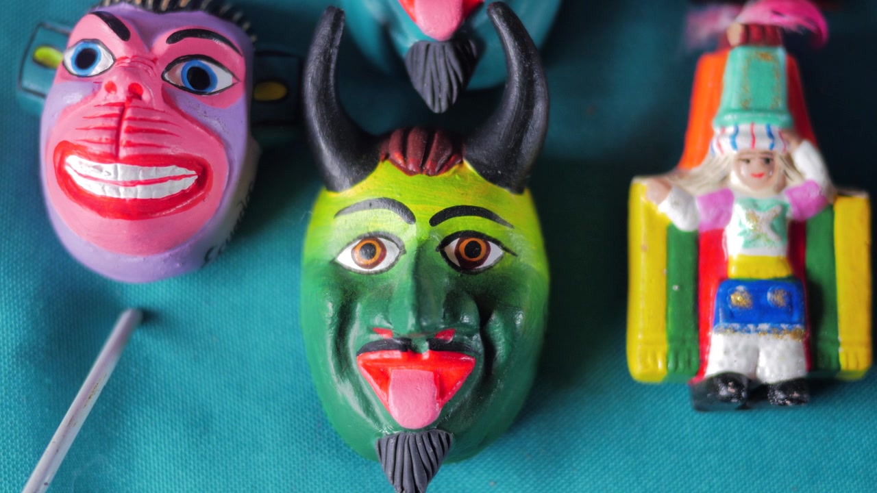 Tomada estática de máscara de diabo de Halloween que parece engraçada. Evento de terror