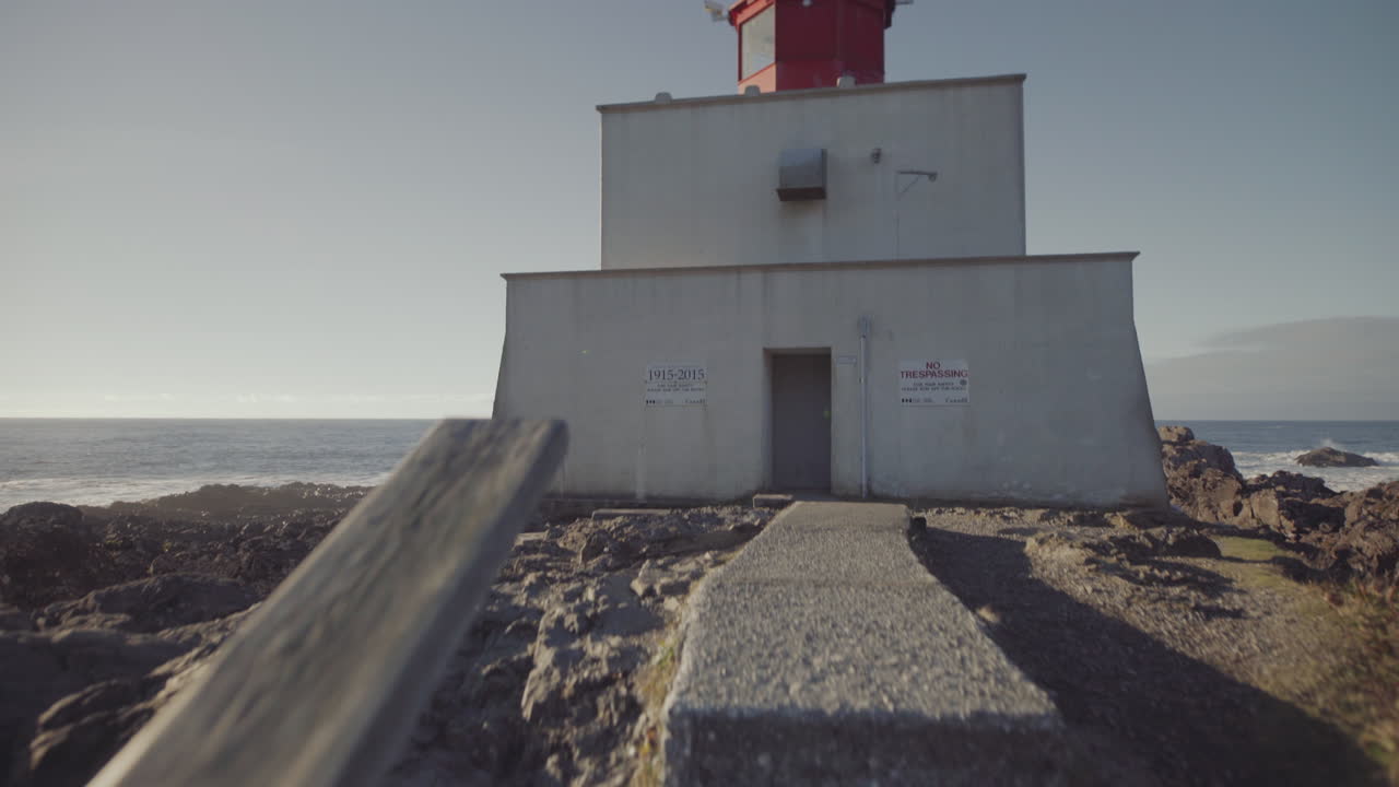 escaleras hacia el faro de amphitrite point en un día soleado en ucluelet, isla de vancouver, canadá