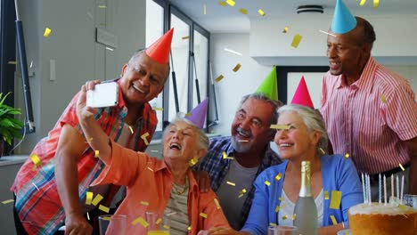 Alte-Freunde-Machen-Ein-Foto,-Während-Sie-Einen-Geburtstag-Feiern