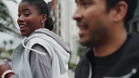 una pareja corriendo juntos en un entorno urbano