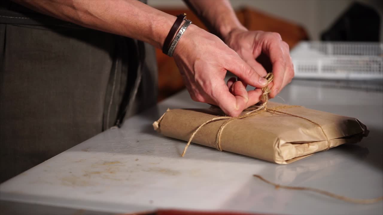 verpackung von lebensmitteln mit braunem papier