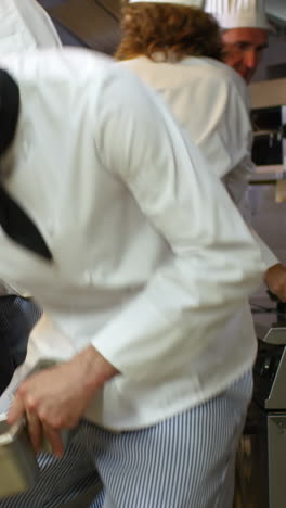 grupo de cocineros que cocinan y trabajan