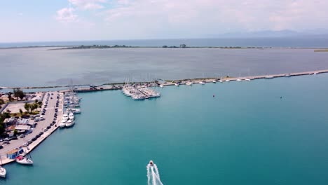 lancha rápida que sale del puerto deportivo