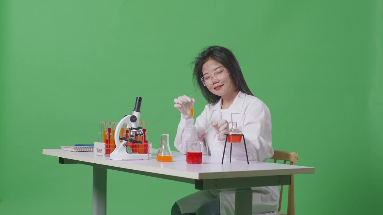 화학 실험을 하는 과학자