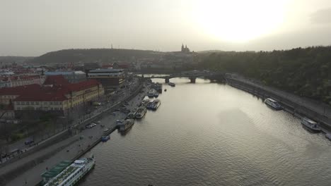 April-2024-–-4K-Luftaufnahme-Des-Sonnenuntergangs-In-Prag,-Tschechische-Republik