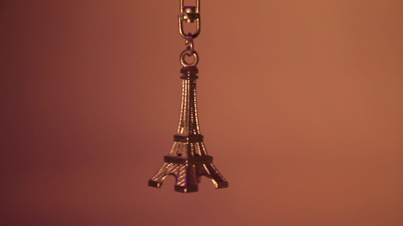 매달린 미니 에펠탑 열쇠고리를 닫습니다.