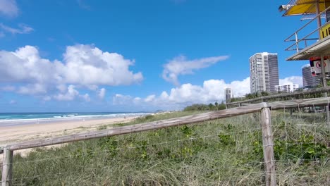 Puesto-De-Salvavidas-En-La-Playa-De-Brisbane-Con-Cielo-Azul-Y-Nubes-Blancas