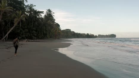 vista panorámica de la playa con turistas caminando por la orilla en punta mona, costa rica - toma aérea de drones