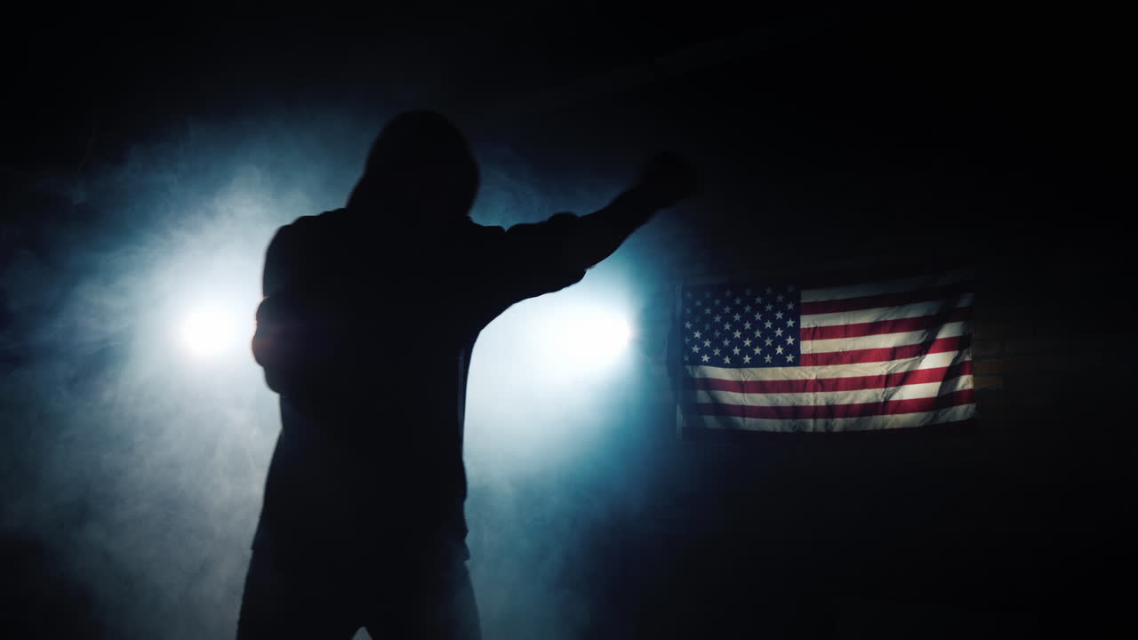 trinidad de silueta de luchador en el gimnasio - golpea una pera de boxeo