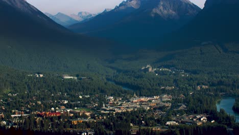 Blick-Auf-Das-Banff-Tal-Mit-Bergen-Und-Stadt