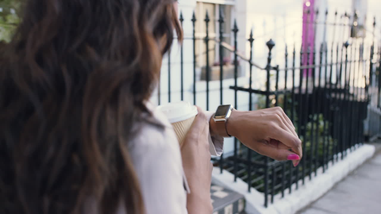 hermosa mujer india caminando por la ciudad
