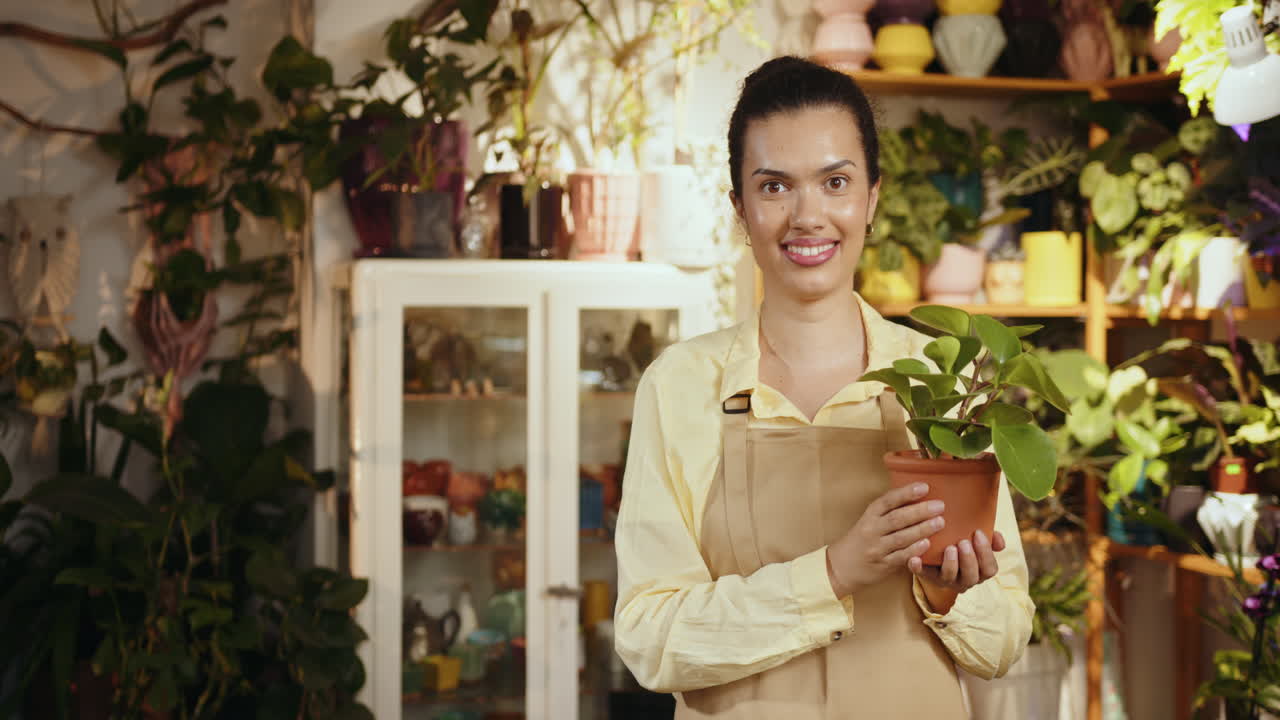 mujer en una tienda de plantas