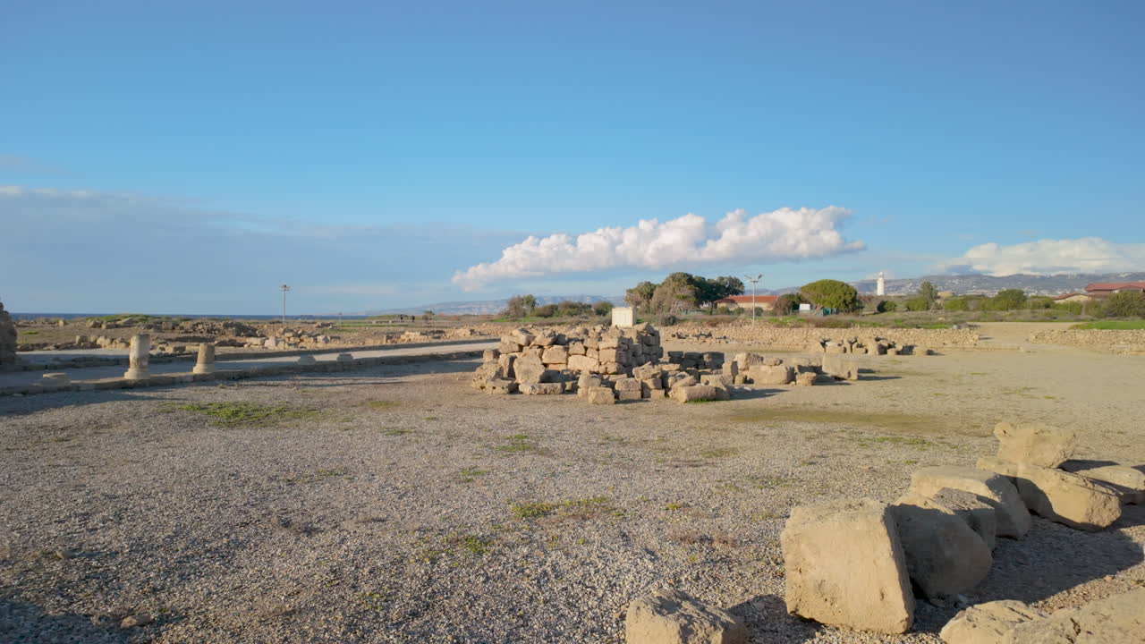 amplia vista panorámica que muestra las extensas ruinas del sitio arqueológico de kato pafos, destacando su amplitud histórica y cultural