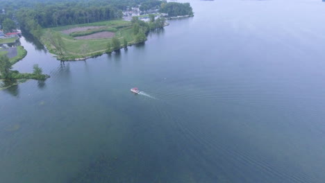 Disparo-De-Dron-Del-Barco-Que-Se-Dirige-Al-Canal-Para-Atracar-En-El-Lago-Indio-En-Ohio