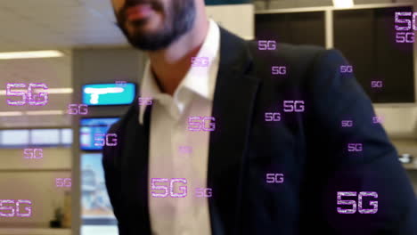 Animation-Eines-5G-Textes-über-Einem-Geschäftsmann-Mit-Gemischter-Abstammung,-Der-Sein-Gepäck-Vom-Gepäckband-Am-Flughafen-Abholt