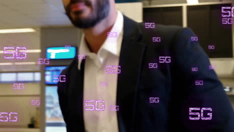 animación de texto 5g sobre empresario biracial recogiendo equipaje del carrusel en el aeropuerto