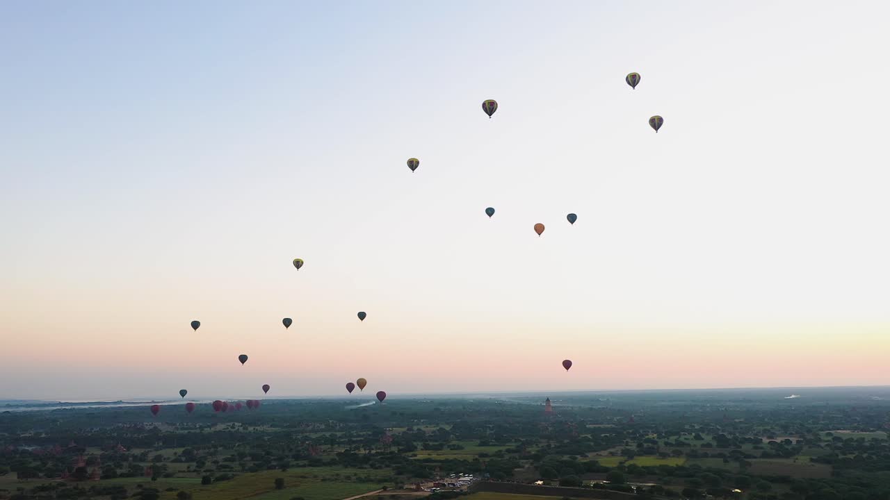 미마 의 보라색 하늘 에서, 아름다운 풍경 위 에서 날아다니는 열기 풍선 - 공중 사진