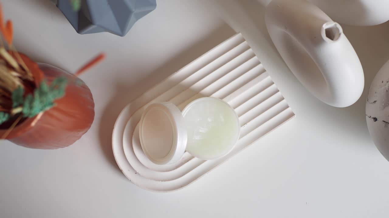 현대적인 피부 관리 제품 전시