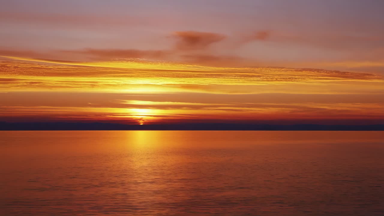 바다 위의 활기찬 일몰