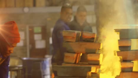 animación de puntos de luz sobre un trabajador afroamericano en un taller