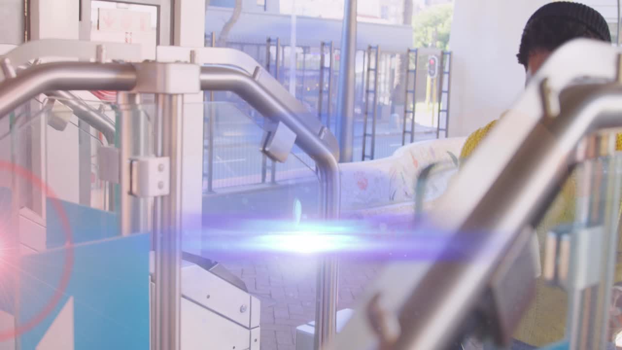 기차역에서 장벽을 가로질러 는 아프리카계 미국인 여성 위의 은 빛의 애니메이션